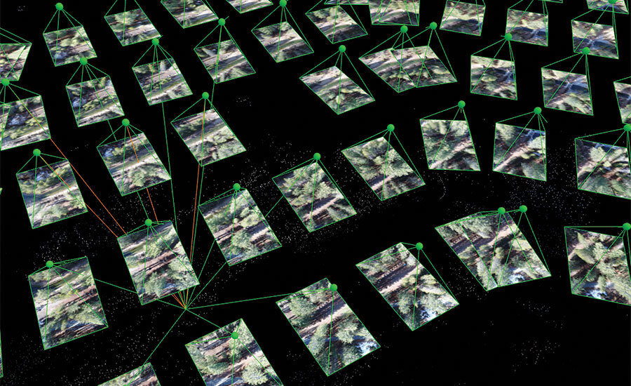  A Pix4D rayCloud creates a visualization that integrates the 3D representation of the project area and the original images. 